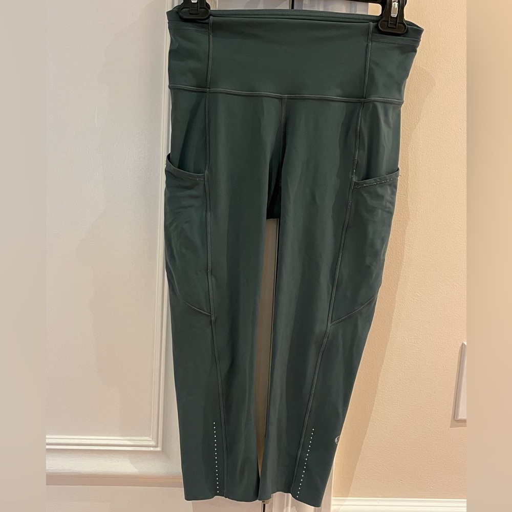 Lululemon Fast & Free Crop II *Nulux 19"
Deep Coal Sz 6